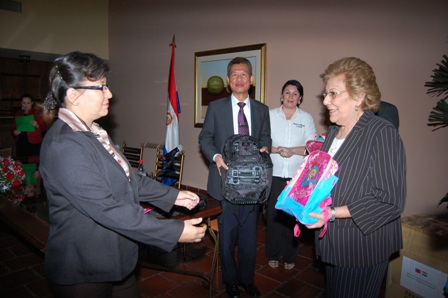 黃大使聯昇與與第一夫人Mercedes Lugo de Maidana 合贈學生文具包