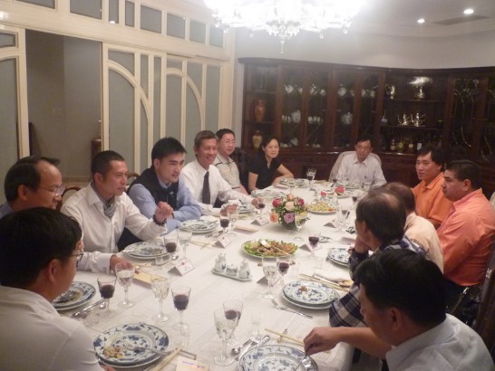 2010.05.05 黃大使與賓客攝於工作餐會。