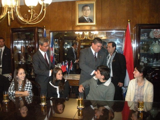 2010.05.10 駐巴拉圭黃大使聯昇及巴國駐華大使馬旭耀與會者致意。