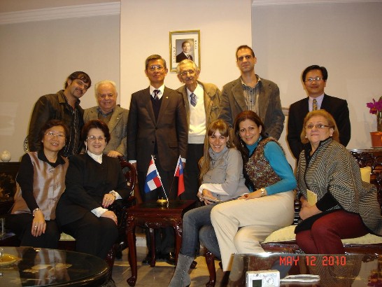 2010.05.11 黃大使夫婦與來賓合影（後排右三為Antonio Palazón君、左二為Herib González君）