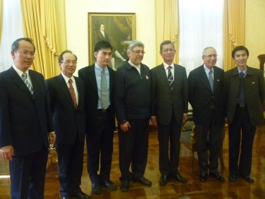 2010.05.11 黃大使與盧戈總統及訪團成員等在巴國總統府合影。