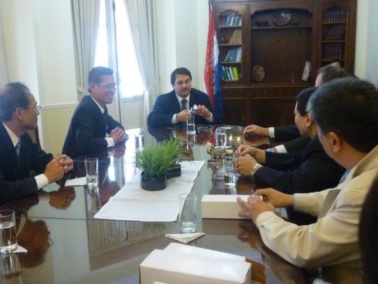 2010.05.19 黃大使與佛朗哥代總統及訪團成員等在副總統辦公室合影。