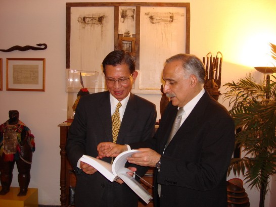 2010.07.06 巴拉圭文化局長Ticio Escobar宴請黃聯昇大使