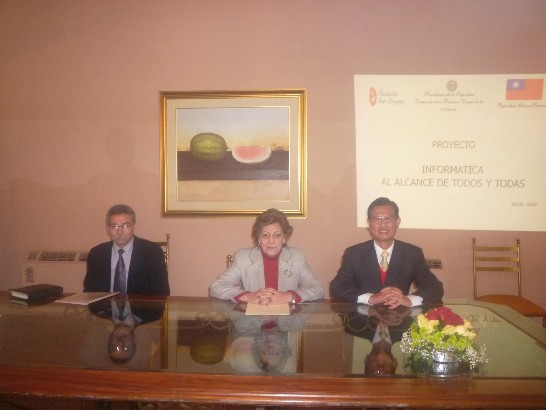 2010.07.13黃大使聯昇簽署捐助巴拉圭第一夫人辦公室「人人用電腦計畫」議事錄