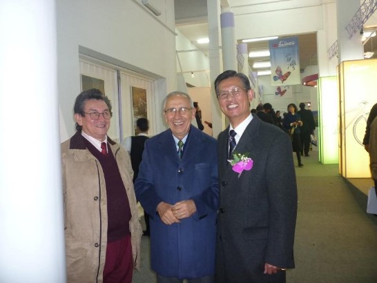 2010.07.16 黃大使與巴拉圭工商部長瑞巴斯（Francisco Rivas）（中）等合影。