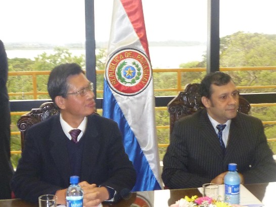 2010.07.20黃大使聯昇與巴拉圭眾院議長簽署「設置超高頻(UHF)電視臺計畫」捐贈議事錄儀式
