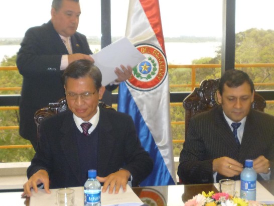2010.07.20 黃大使聯昇與巴拉圭眾院議長簽署「設置超高頻(UHF)電視臺計畫」捐贈議事錄儀式