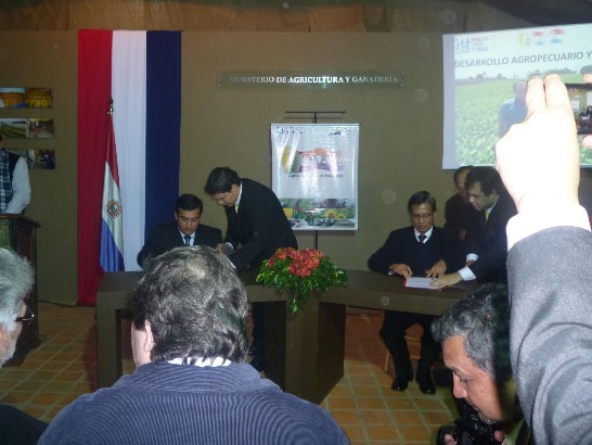 2010/07.19 黃大使聯昇與巴拉圭農牧部長簽署水產養殖備忘錄--盧戈總統觀禮並參觀Expo 2010臺灣館