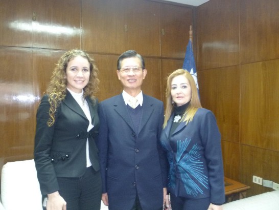 2010.07.22駐巴拉圭黃大使聯昇接見巴青年吉他演奏家Diana Ferreira Da Costa