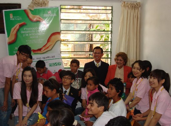 2010.07.28 我國「國際青年大使」於亞松森市展開「貧童活動」文化交流