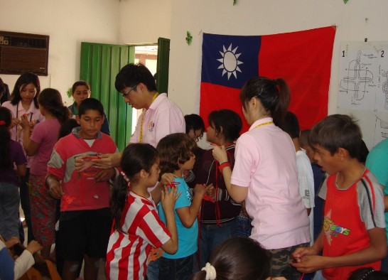 2010.07.28我國「國際青年大使」於亞松森市展開「貧童活動」文化交流