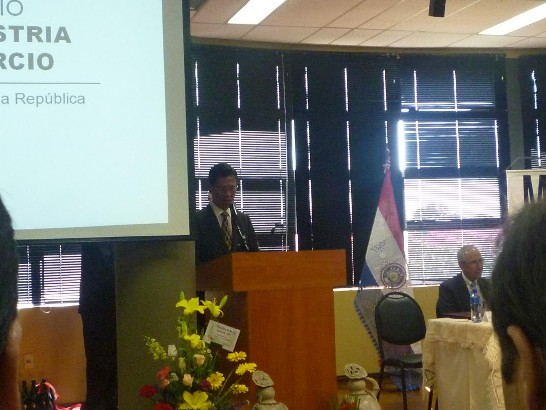 2010.09.08 黃大使聯昇應邀與巴拉圭工商部同慶工業日