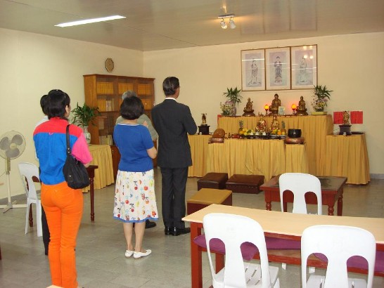 2011.01.09 黃大使夫婦在吳負責人引導下禮佛。