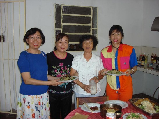2011.01.09 黃大使夫人（左一）與熱心備辦素食餐點的婦女僑胞們合影。