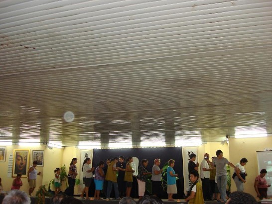 2011.01.09 與會者上台領取福慧紅包。