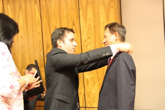 2011.11.22 巴拉圭眾議院議長柏佳都（Víctor Bogado）贈勳黃聯昇大使