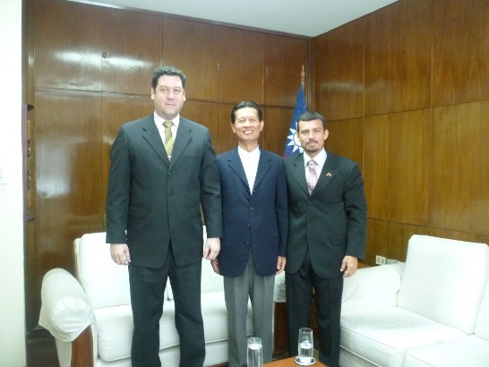 2011.01.17 黃大使與拉議長等合影