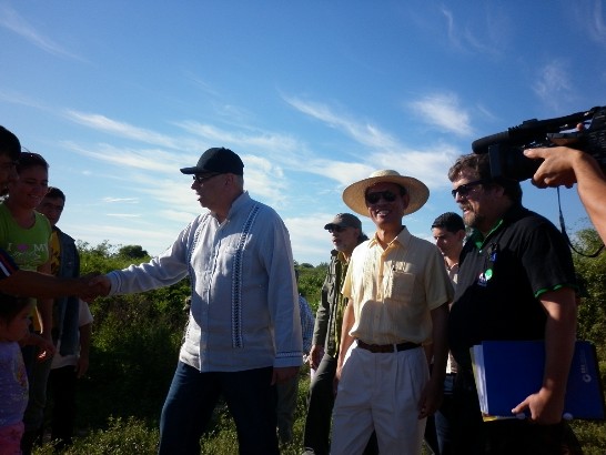 2011.01.14 駐巴拉圭黃大使應邀與盧戈總統共同主持政府日及印地安村平民住宅啟用儀式