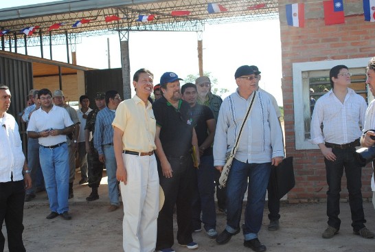 2011.01.14 駐巴拉圭黃大使應邀與盧戈總統共同主持政府日及印地安村平民住宅啟用儀式