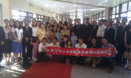 2011.12.08 劉大使夫婦抵巴，亞松森各界人士前往機場接機歡迎