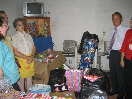 2010.01.04 林參事及París會長等共同捐贈玩具禮品、中左為Servián主席。