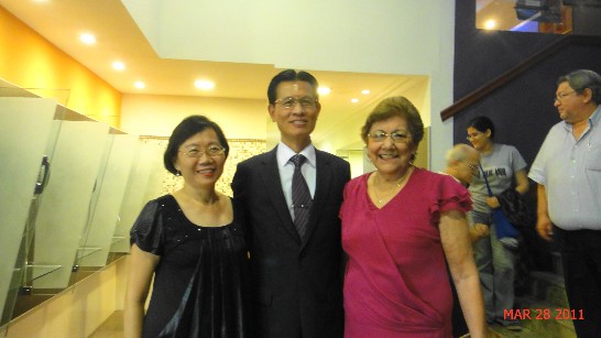 2011.03.28 黃大使夫婦與巴國第一夫人梅爾西德絲（右一）合影。