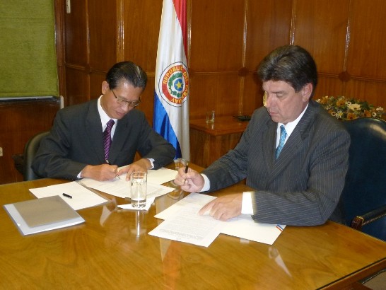 2011.04.13 黃大使聯昇與巴拉圭公共工程部部長阿列格雷部長簽署合作議事錄