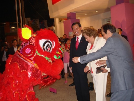 2011.07.15 黃大使與巴拉圭第一夫人為舞獅表演獻贈紅包。