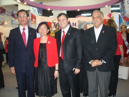 2011.07.15 黃大使與巴拉圭眾議院議長Victor Bogado（右二）等合影。