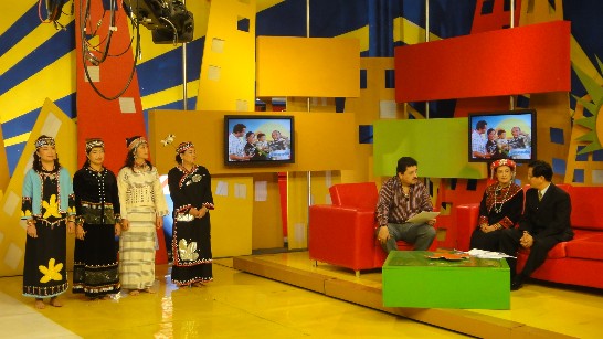 2011.08.09 「泰雅風情舞蹈團」團長古秋妹女士接受「Telefuturo電視台」專訪。