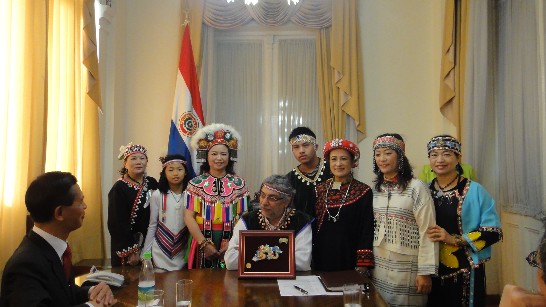2011.08.11 盧戈總統與「泰雅風情舞蹈團」合影。