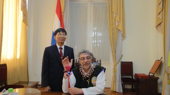 2011.08.11 盧戈總統與僑委會文化巡迴教師廖文榮合影。