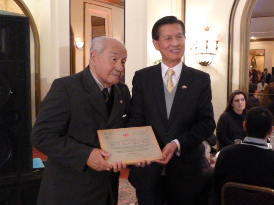 2011.07.30 黃大使頒贈紀念牌予「國際友誼日」發起人Ramón Artemio Bracho。