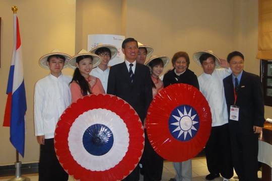 2011.08.01 黃大使、巴拉圭第一夫人梅西德絲與訪團成員合影