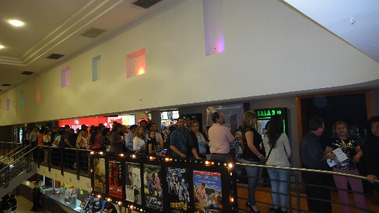2011.09.13 電影院現場排隊入場人潮。
