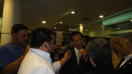 2011.09.13 黃大使於開幕酒會接受廣播媒體記者現場電話連線專訪。