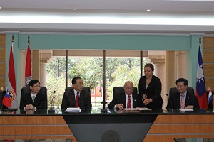 國立亞大鞏薩雷斯校長（右三）簽署與臺北醫學大學姐妹校協定