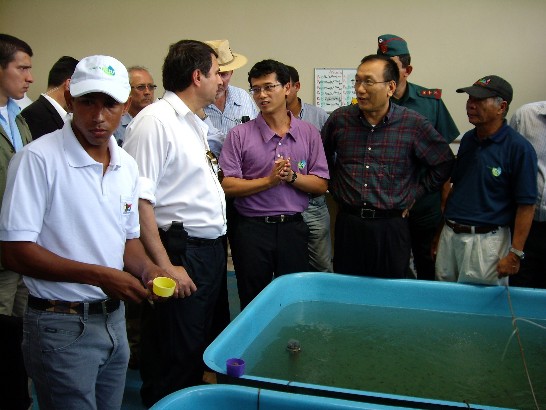 劉大使德立與巴國農牧部長卡多索陪同巴總統佛朗哥參觀我臺灣鯛養殖中心
