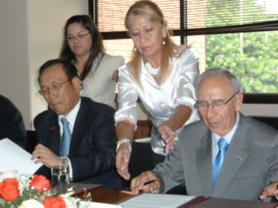 劉大使德立與巴拉圭工商部長瑞巴斯簽署出口拓銷計畫議事錄