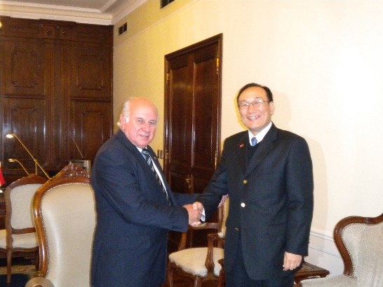 劉大使德立與丹尼斯副總統合影