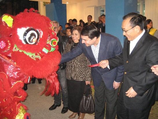 劉大使與巴拉圭總統佛朗哥為舞獅表演獻贈紅包