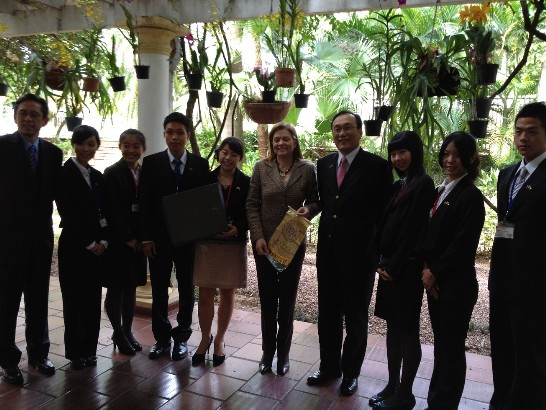 巴拉圭第一夫人雅法洛與劉大使及青年大使合影