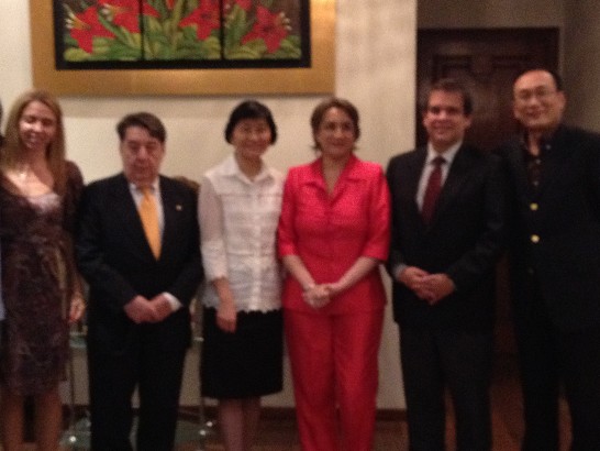 劉大使夫婦與巴拉圭外長費南德斯夫婦及財長費瑞拉夫婦合影