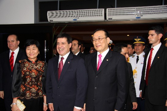 駐巴拉圭劉大使德立夫婦迎接卡提斯總統蒞臨酒會