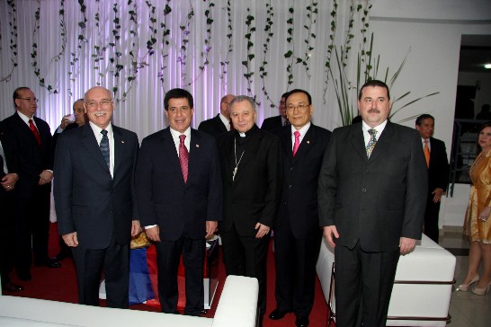 卡提斯總統(左二)、外長羅依沙卡(左一)、眾院議長拉米雷斯(右一)、外交團團長(教廷大使、中)及劉大使合影
