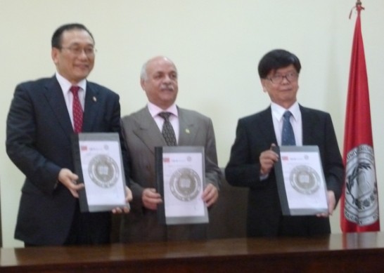 駐巴拉圭劉大使德立（左）、國立亞松森大學校長鞏薩雷斯（中）及華碩文教基金會代表趙國良先生（右）完成簽署捐贈筆記型雷腦約文