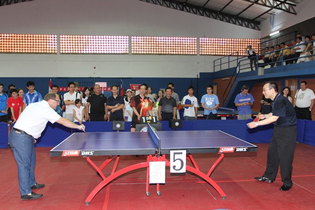 劉大使德立與巴拉圭奧委會主席Camilo Pérez為102年國慶盃桌球錦標賽開球