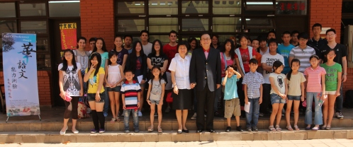 駐巴拉圭大使館劉大使德立夫婦（中）與2013年度華語文能力測驗考生合影