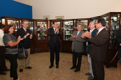 劉大使及國立亞大代理校長佛朗哥（左二）等人為故宮複製文物展揭幕