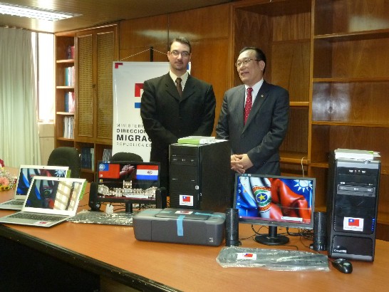 劉大使德立捐贈巴拉圭移民局電腦設備乙批，該局局長Jorge Kronawetter代表接受